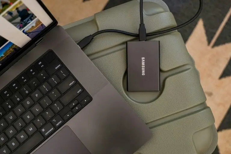 Ekstern harddisk koblet til en bærbar datamaskin som illustrerer backup