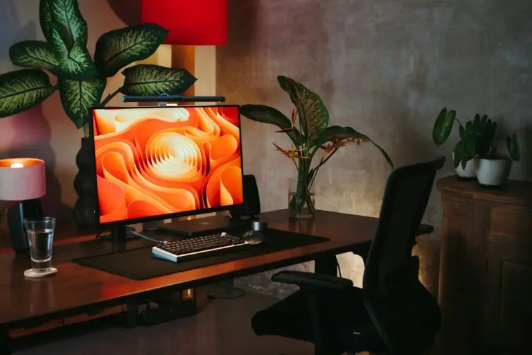 Bærbar PC på skrivebord som illustrerer arbeid med filer
