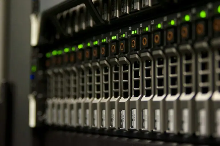 Serverrack med blinkende lys som illustrerer cPanel-pakker og hosting
