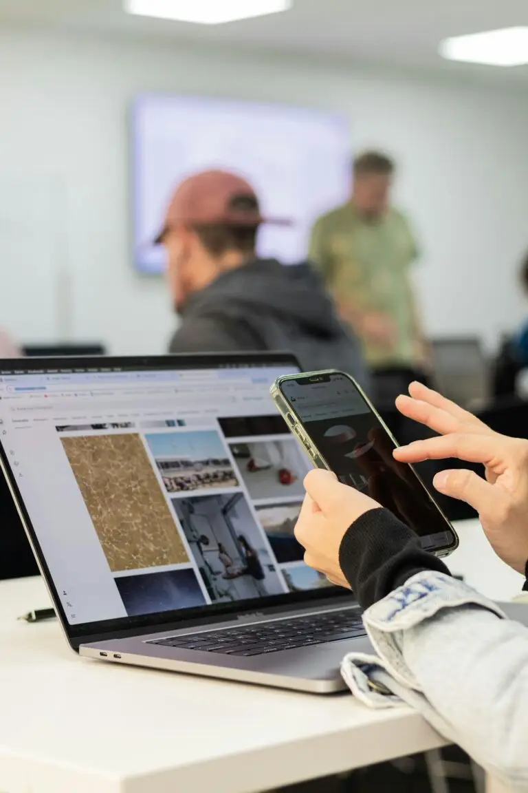Person som bruker mobil og laptop som illustrerer Exchange e-post på mobiltelefon
