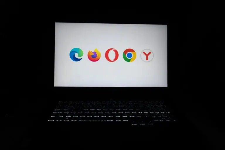 Laptop med nettleserlogoer som illustrerer Exchange e-post i nettleser