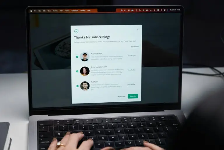 Person som skriver på laptop som illustrerer IMAP SMTP og Exchange e-post