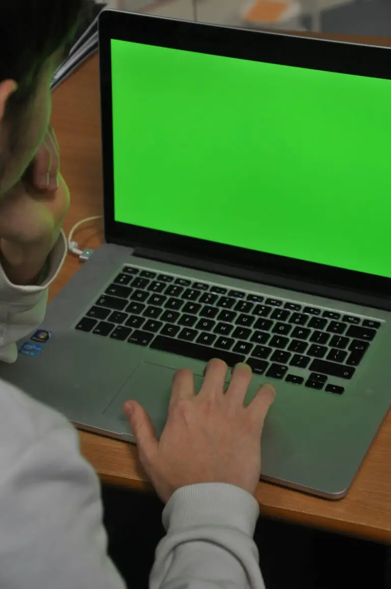 Person som bruker laptop som illustrerer registrering av no-domenenavn