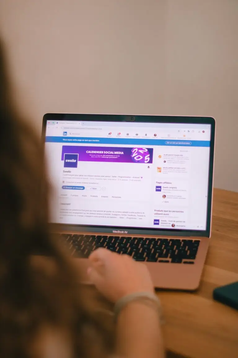 Person som bruker en laptop til å arbeide med en nettside