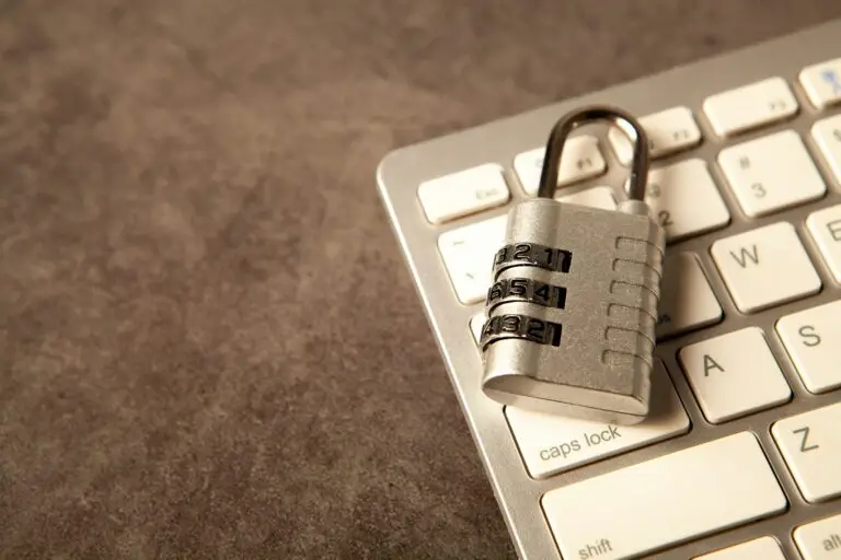 Hengelås på et tastatur som illustrerer sikker innlogging til cPanel