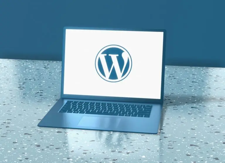 Laptop som viser en WordPress-nettside før flytting til rotdomene