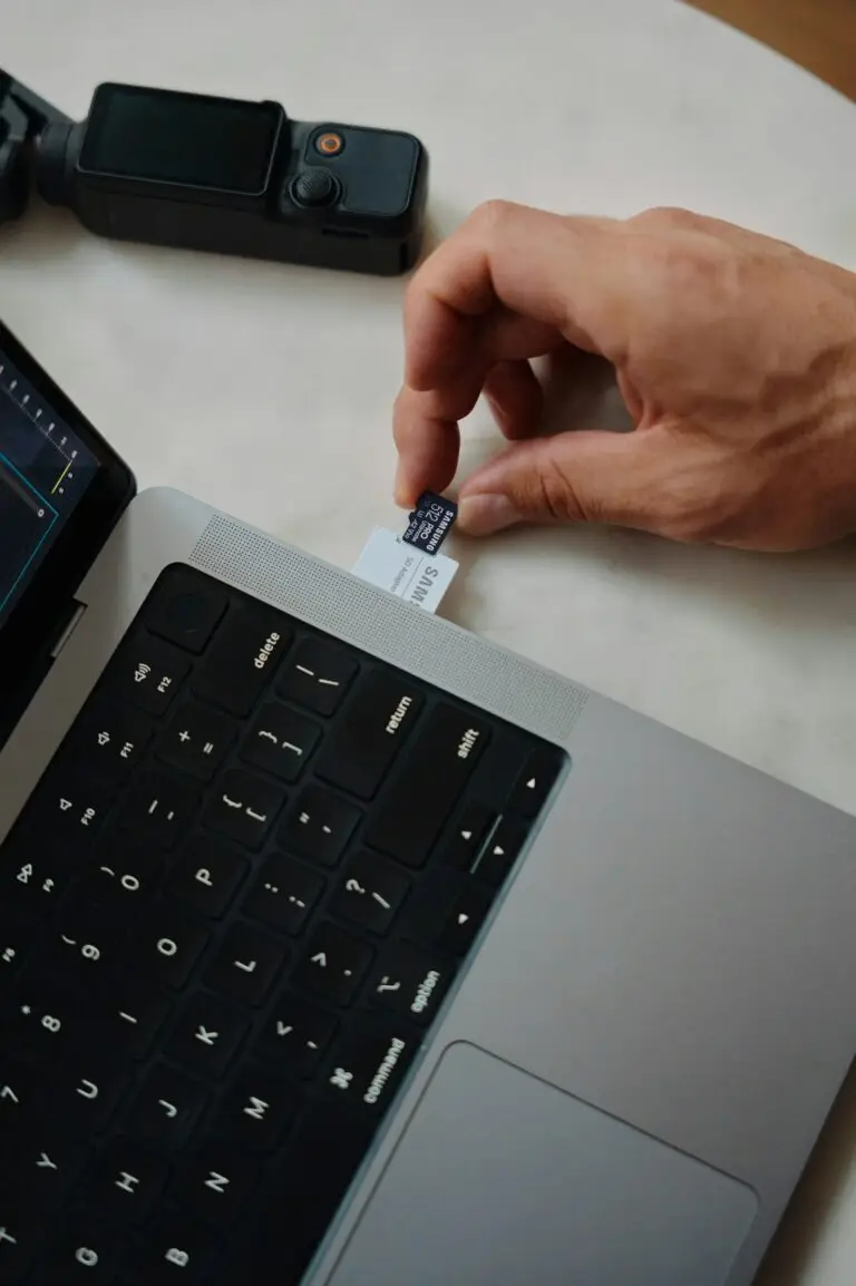 Minnekort over en laptop som illustrerer e-postplass og lagring