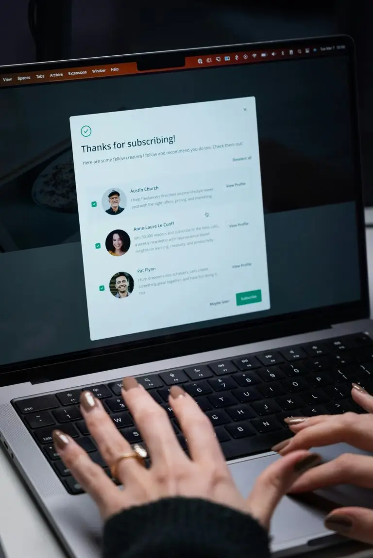Person som skriver på en laptop for å opprette en e-postkonto i cPanel