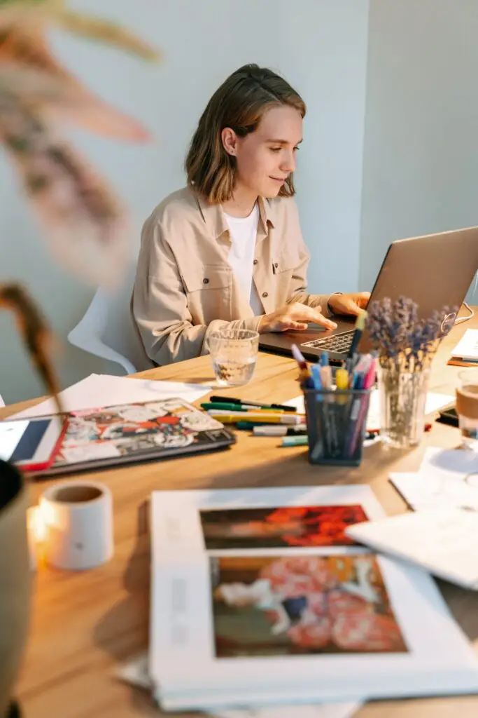 Webdesigner som bruker AI-verktøy i designprosessen